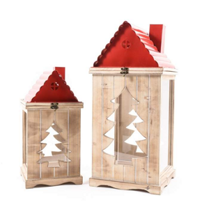 Lucerna dřevěná hranatá dům s kovovou střechou a stromkem červeno-přírodní 61cm