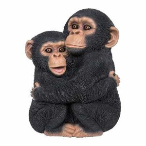 Šimpanz mládě objímající se polyresin 36cm