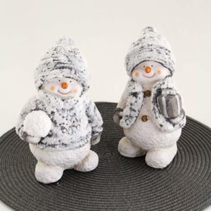 Sněhulák stojící v kabátu/svetru keramika bílo-šedá 22cm mix