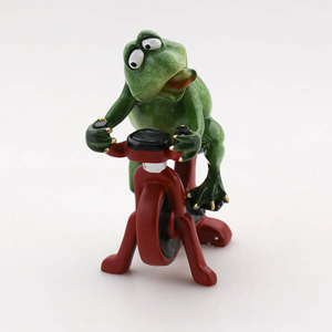 Žába cvičící na kole polystone zelená 18cm