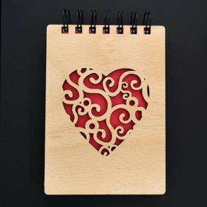 Zápisník A6 dekor srdce s ornamenty dřevo přírodní 17cm